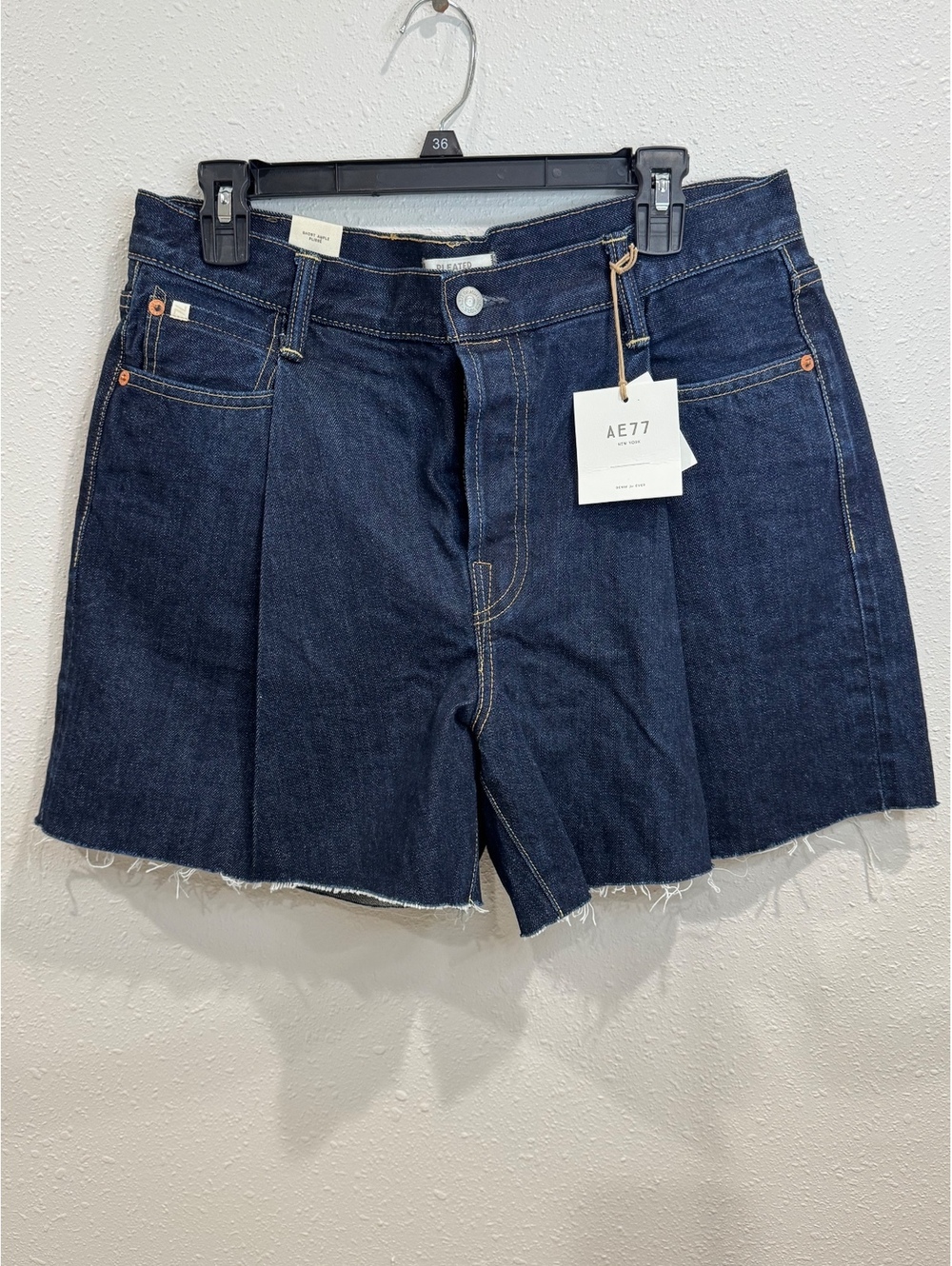 AE77 Pleated Baggy Denim Shorts Women’s Size 28 Dark Indigo Raw Hem
